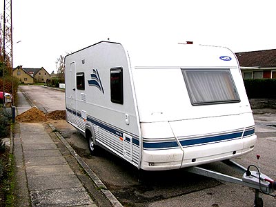 En trailer eller en campingvogn som denne må kun parkeres på offentlig vej i indtil 24 timer.